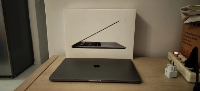 Macbook Pro 15" Touchbar ( Intel i7, 2018)
