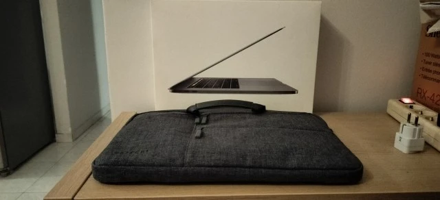 Macbook Pro 15" Touchbar ( Intel i7, 2018)