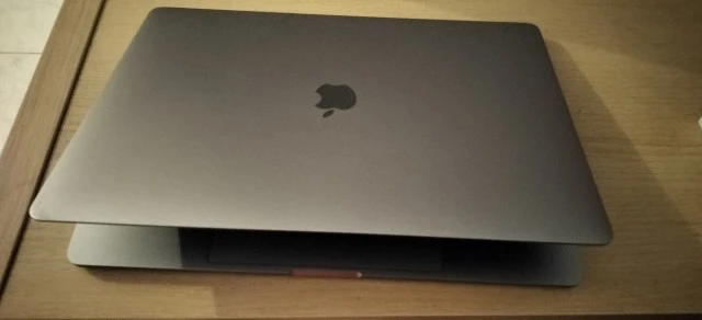 Macbook Pro 15" Touchbar ( Intel i7, 2018)
