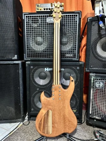 Εξάχορδο μπάσο gamma guitar