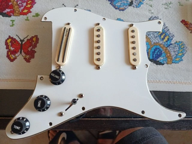 DiMarzio Strat set σε pickguard