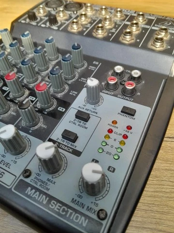 Behringer Xenyx 802 8-Channel Analog Mixer