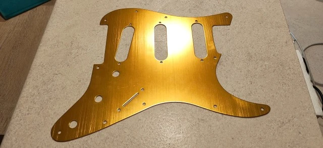 Pickguard Strat Μεταλλικό Χρυσό 