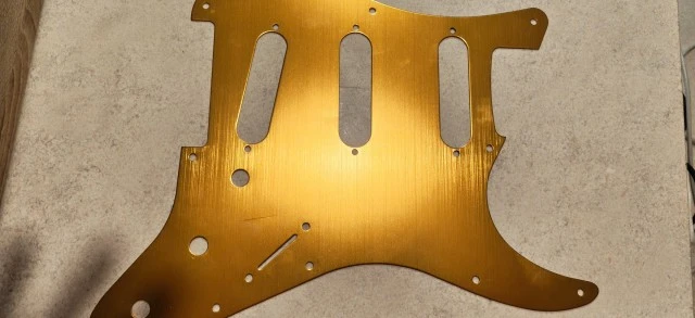 Pickguard Strat Μεταλλικό Χρυσό 