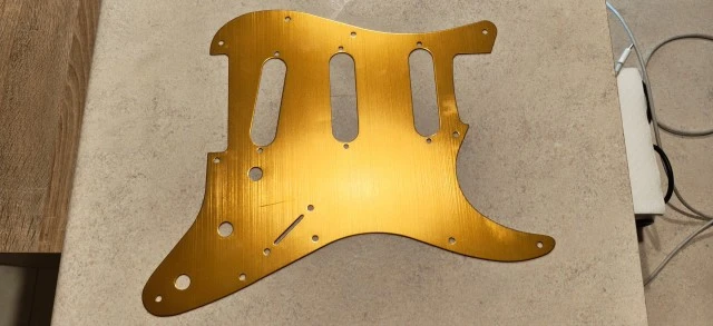 Pickguard Strat Μεταλλικό Χρυσό 