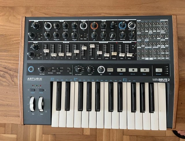 Arturia MiniBrute 2
