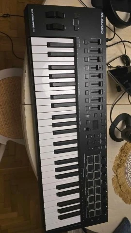 * * Μ audio Oxygen Pro 49 Midi Keyboard