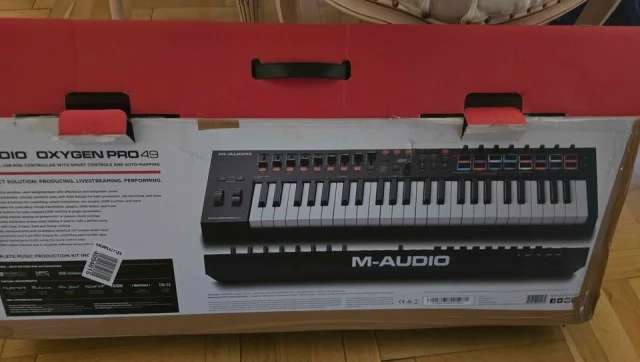 * * Μ audio Oxygen Pro 49 Midi Keyboard