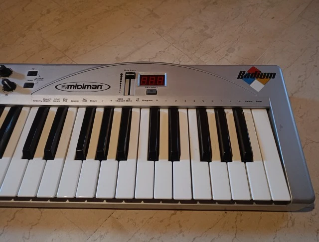 M-Audio Radium 61 midi keyboard USB