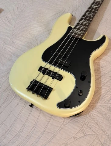 Fender bass Duff Mckagan