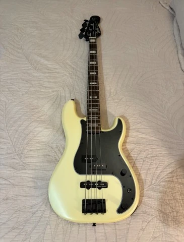 Fender bass Duff Mckagan