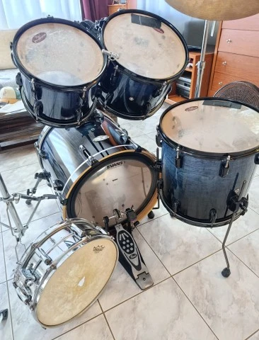 Pearl drum set