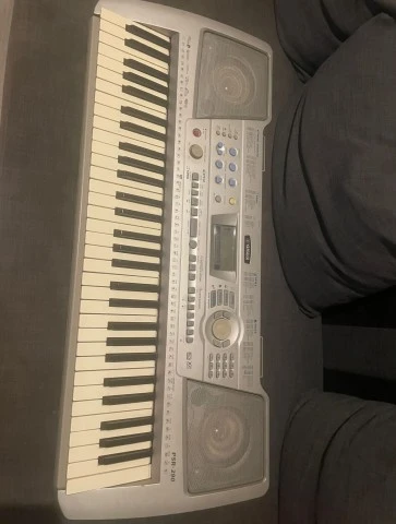 YAMAHA PSR 290 με μπαταρίες και φορτιστή