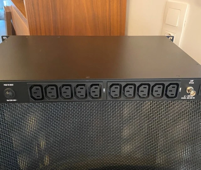 FURMAN PL-8 CE Power Conditioner
