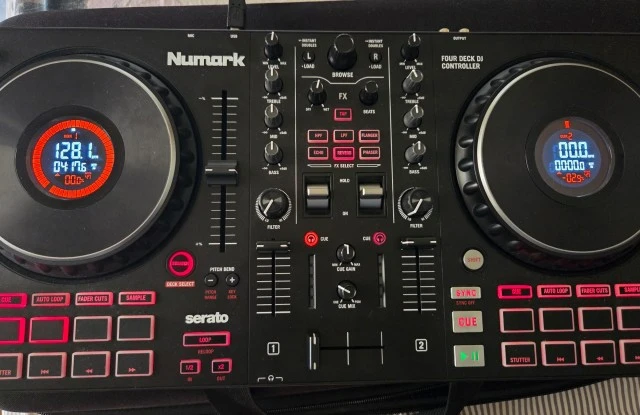 Numark Mixtrack Platinum FX + Virtual dj + θήκη 