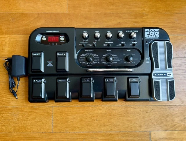 LINE 6 Floor POD Plus Guitar Multi Effects Processor
