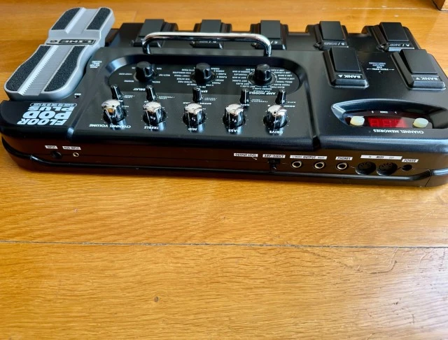 LINE 6 Floor POD Plus Guitar Multi Effects Processor