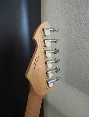 Peavey Raptor Plus SSS Sunburst