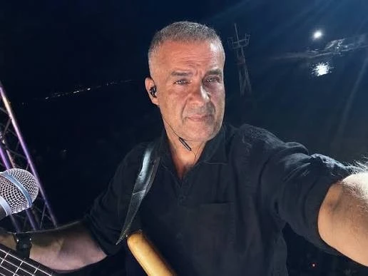 Κιθάρα και τραγούδι για μαγαζί ή ορχήστρα