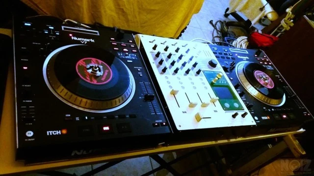 Numark V7 Motorized DJs Controller