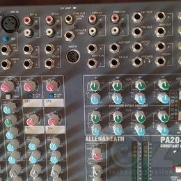 Αυτοενυσχιόμενη κονσόλα ήχου  1000w