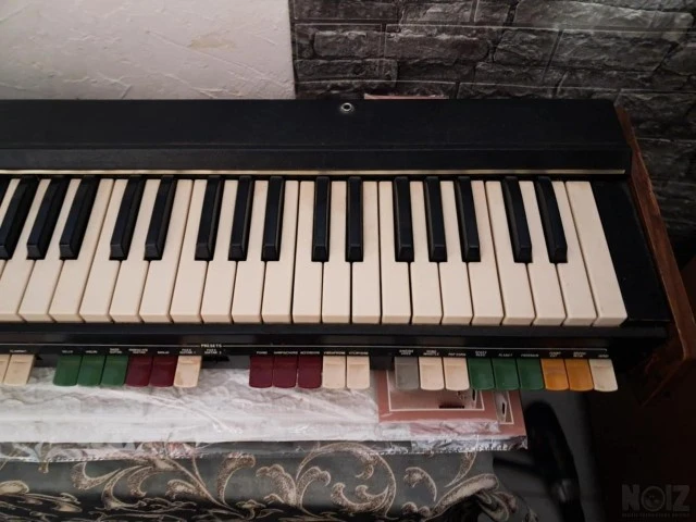 2 Roland sh 2000