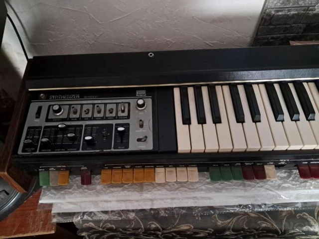 2 Roland sh 2000