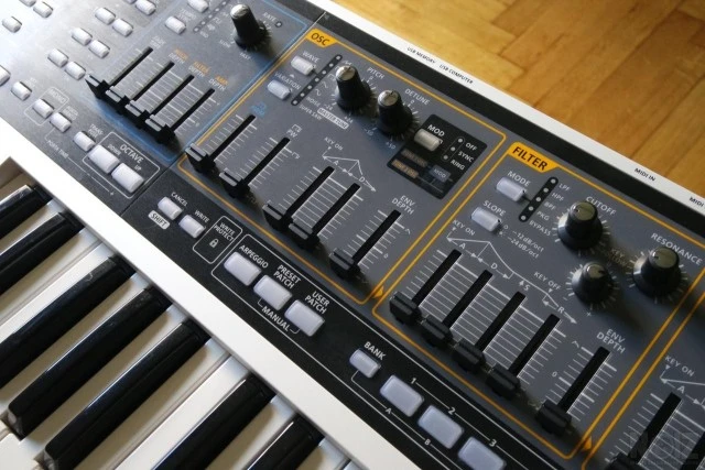 Roland GAIA SH-01 Synthesiser