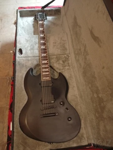 Esp/Ltd 400b Baritone με την βαλίτσα της