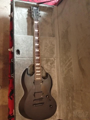 Esp/Ltd 400b Baritone με την βαλίτσα της