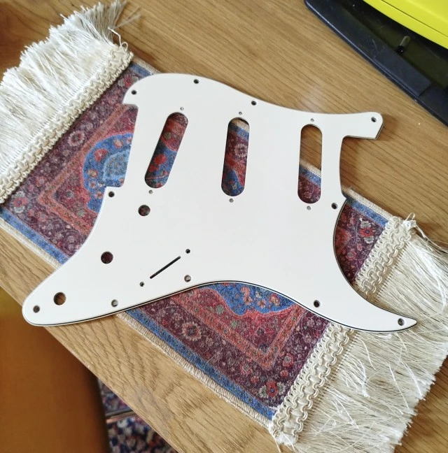 Pickguard Stratocaster SSS (Λευκό / 3-Ply) με Shielding