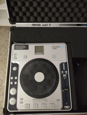 Stanton cd με flightcase +  2 cd c 303