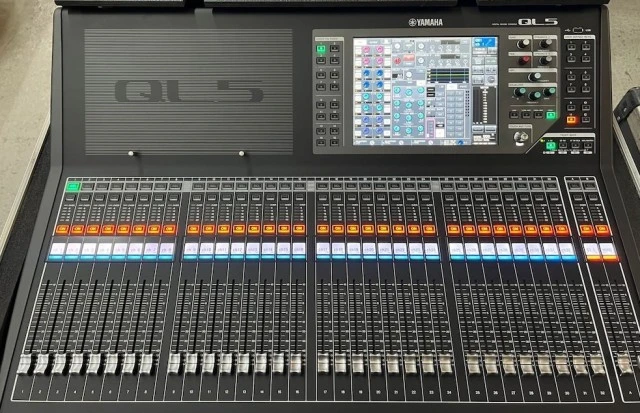 Yamaha QL5 console