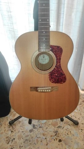 Ηλεκτροακουστική κιθάρα Guild OM-240E