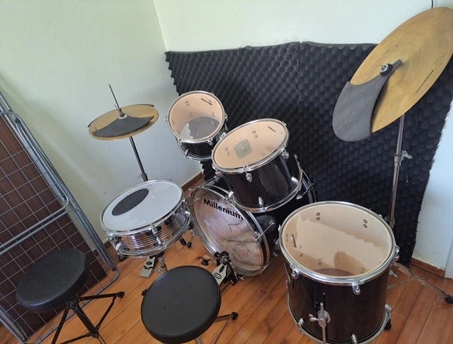 Πουλάω drum set millennium με διπεταλο sonor