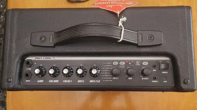 Πωλείται Fender Mustang I v2 (ΑΡΙΣΤΗ ΚΑΤΑΣΤΑΣΗ)
