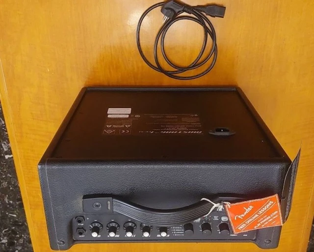 Πωλείται Fender Mustang I v2 (ΑΡΙΣΤΗ ΚΑΤΑΣΤΑΣΗ)