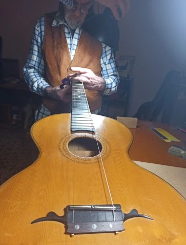 Σέρβις εγχόρδων, κιθάρες μπάσα παραδοσιακά.