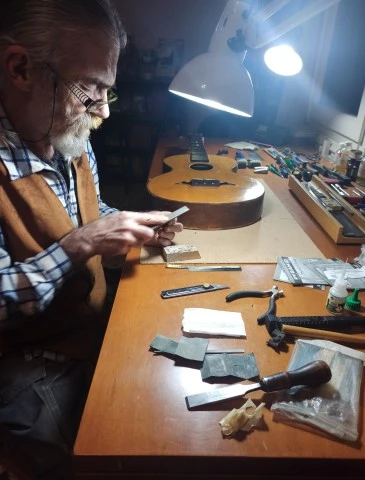 Σέρβις εγχόρδων, κιθάρες μπάσα παραδοσιακά.