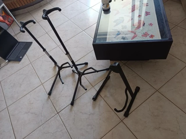 3 Millenium Guitar Stands