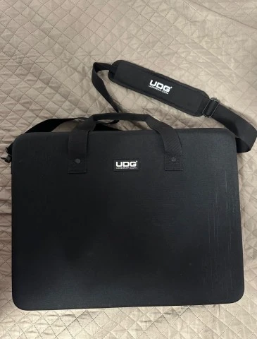 Akai Force (+ θήκη Udg ,Decksaver, βάση στήριξης)