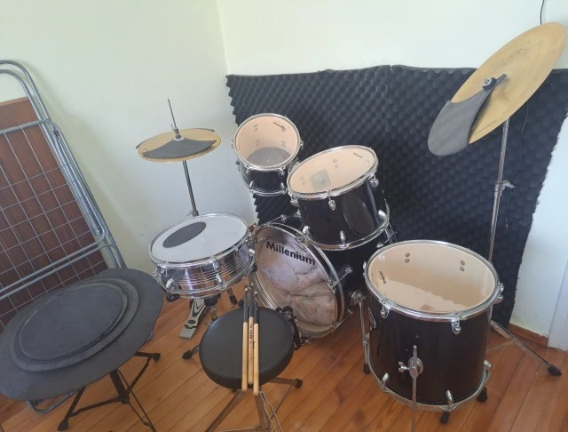 Πουλάω drum set millennium με διπεταλα sonor