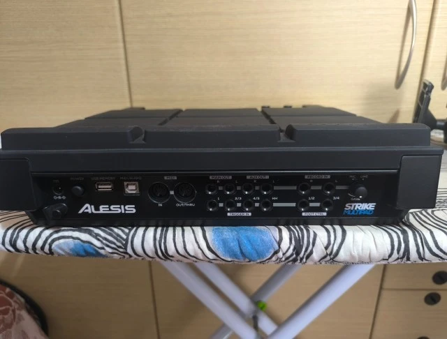 Alesis Strike MultiPad + Alesis Multipad Clamp