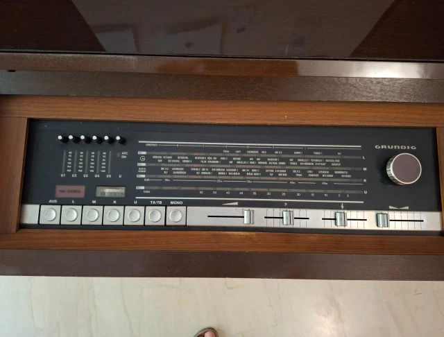 Grundig Rossini 5a stero turntable and radio. ΤΙΜΗ ΣΥΖΗ