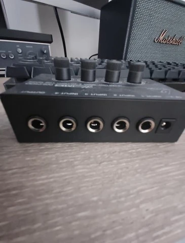 Behringer MX400 mixer