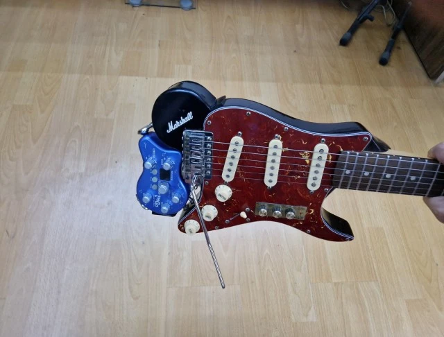 Squier travel guitar