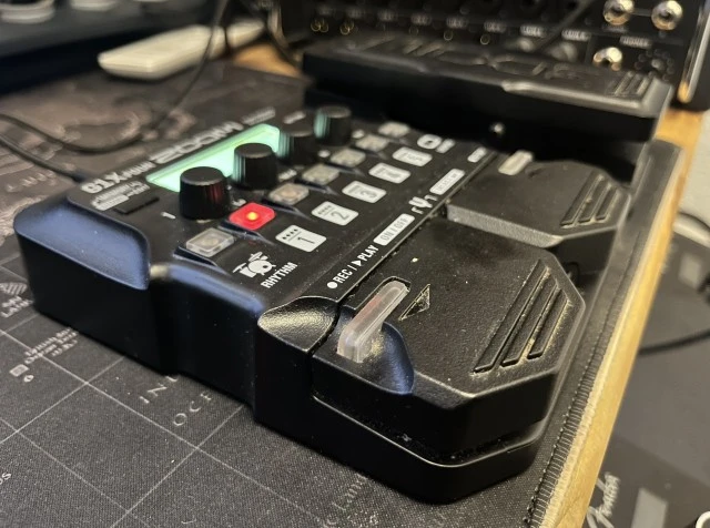 Zoom G1X Four πολυεφέ πετάλι για όργανα