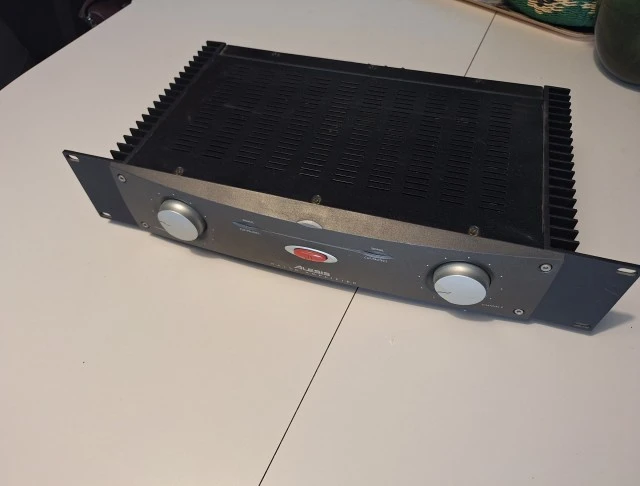 Reference Amplifier