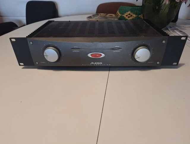 Reference Amplifier