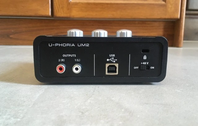 Behringer U-Phoria UM2 (Κάρτα ήχου)